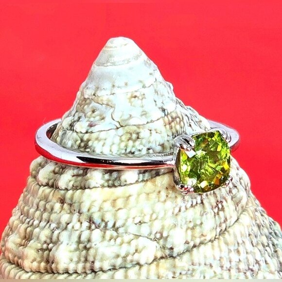 925 Sterling Silver Ring SZ 8.5 with Natural Peridot Gemstone - Picture 7 of 10